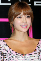 组图：尹恩惠露背装亮相 朴寒星车艺莲宣传新片