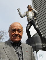 组图：伦敦富勒姆队球场外竖起杰克逊雕像