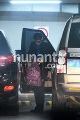 组图：章子怡深夜冒寒回京 撒贝宁接机同回公寓