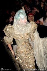 组图：Gaga悉尼夜店表演 全身裹白纱似蚕宝宝
