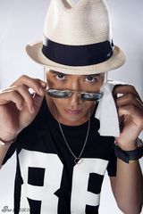 组图：何晟铭拍杂志写真 清凉夏日玩转潮流色彩