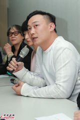 组图：徐濠萦素颜现身香港报业评议会 陈奕迅递交投诉书