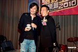 幻灯图:王杰用歌声鼓励年轻人 与歌迷向灾区捐款
