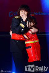 组图：韩蜡笔团金长勋慰问消防兵 穿制服献唱