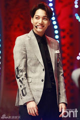 组图：EXO与Apink助阵颁奖礼 f(x)水晶捧奖