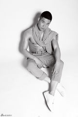 组图：谢孟伟黑白写真展别样魅力