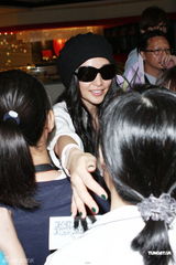 组图：李冰冰赴台宣传电影与粉丝合影无架子