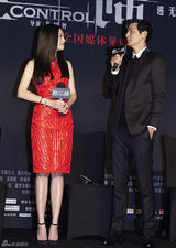 组图： 姚晨产后性感复出 与吴彦祖亲密相拥