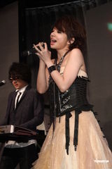 组图：F.I.R将发全新大碟 阿沁飞儿分手后不尴尬