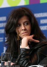 组图：《黑血》发布 导演斯鲁奇尔拄拐宣传