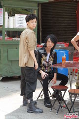 组图：黄子华王君馨《My盛Lady》枪战戏逼真