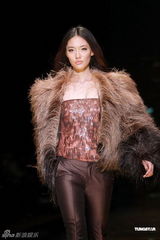 组图：郭富城出席时装展略显臃肿 刘嘉玲穿露背礼裙