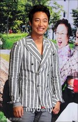 组图：李泰兰宣传新剧 李允智镂空装露内衣