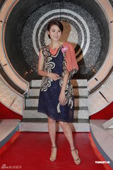 组图：蒙嘉慧为节目录影 与郑伊健共识不生小孩