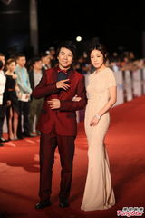 组图：郎朗西装帅气 何韵诗长裙露背女人味十足