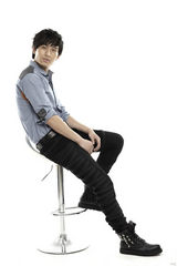 组图：成毅儒雅气质搭配牛仔新派写真