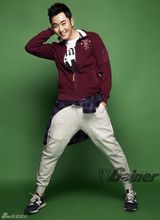 组图：李东学写真变身运动潮男 笑容迷人