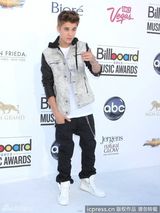 组图：贾斯汀-比伯帅气亮相秀潮鞋