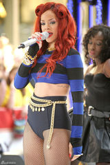 高清组图：蕾哈娜红发网袜性感演出  发型别致