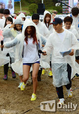 组图：韩团SISTAR冒雨出席活动宣传献爱心