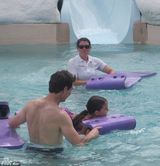 组图：阿汤哥带小苏瑞游泳 父女玩闹超有爱