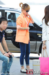 组图：4minute缤纷时装亮相机场飞赴伦敦参加公演