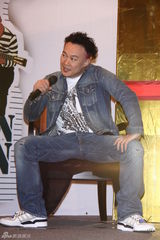 组图：陈奕迅巡演开庆功宴 否认婚变称家庭幸福