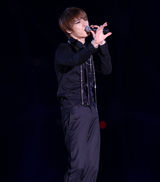 高清图：组合JYJ首尔演唱会 帅气有型载歌载舞