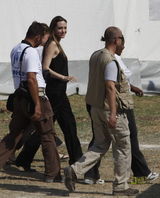 高清组图：安吉丽娜-朱莉探访海地 与受灾儿童聊天