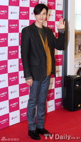 组图：韩星元斌粉丝签名会休闲风亮相 展熟男气质