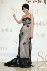 组图：戴君竹获量身订制婚纱与准新郎分享心情