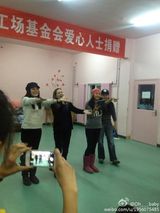 组图：张柏芝邓萃雯当义工 全程低调无媒体