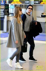 组图：贾斯汀携娇妻现身机场 女方全程黑面