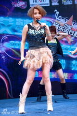 幻灯图：艾梦萌裸背高唱新歌 粉丝惊呼好身材包不住