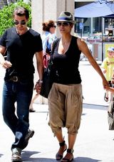 组图：哈利-贝瑞牵手未婚夫 全家其乐融融