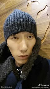 组图：张亮长脸自拍遭调侃马脸代言人