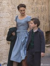 组图：娜塔莉新片自导自演 典雅蓝裙搭戏小男孩