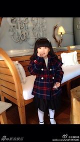 组图：王诗龄手拿“年度宝宝”小金人甜笑