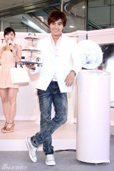 幻灯图：贺军翔化妆品代言 面临兵役问题很尴尬