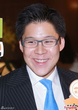 组图：霍启刚升级当爸满面笑容