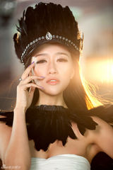 组图：孙敬媛写真秀曲线 红裙起舞似明艳花朵