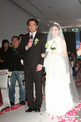 组图：纪文蕙大婚性感露半球 曾之乔杨佑宁也想婚