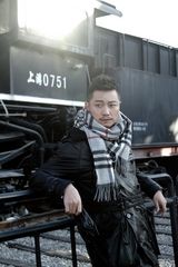 组图：张洪睿金属迷情写真 引领冬日混搭潮流