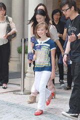 组图：英国小萝莉康妮抵港开唱 想去迪士尼乐园