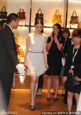 组图：倪妮白裙代言气质优雅宛若女神