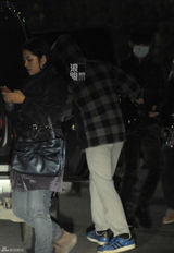 组图：房祖名与助理带台北小吃低调赴京