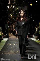 组图：韩星金宇彬郑京浩等献华丽T台秀