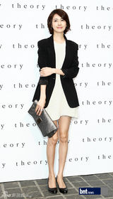 组图：少时秀英与金来沅等出席名品开业礼