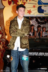 组图：陈冠希休闲装扮参加活动 笑容灿烂气色佳