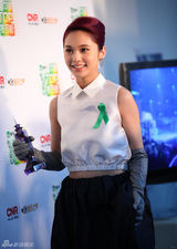 组图：TOP榜后台群星开心合照 奖杯似巨型针头